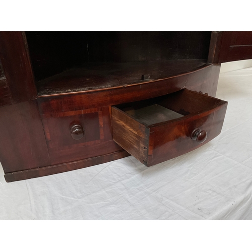 389 - GEORGIAN MAHOGANY INLAID BOW FRONTED HANGING CORNER CABINET WIHT DRAWER TO BASE FITTED WITH SHELVES ... 