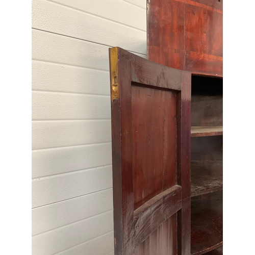 389 - GEORGIAN MAHOGANY INLAID BOW FRONTED HANGING CORNER CABINET WIHT DRAWER TO BASE FITTED WITH SHELVES ... 