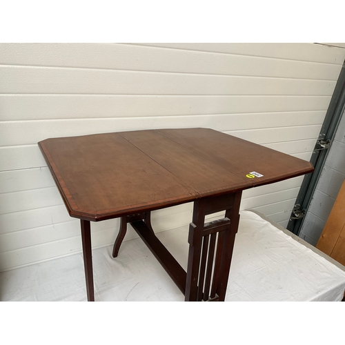 390 - EDWARDIAN MAHOGANY CROSS BANDED SUTHERLAND TABLE WITH LAYER ENDS H26