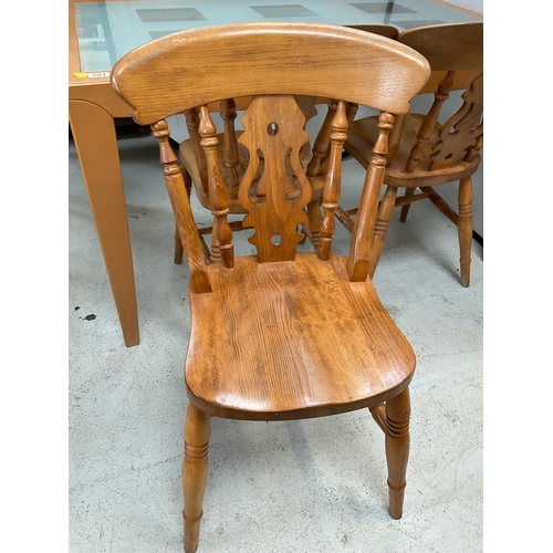 391 - MODERN GLASS TOPPED KITCHEN TABLE AND 4 FIDDLEBACK BEECH FARMHOUSE CHAIRS H29