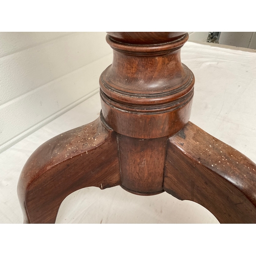 397 - GEORGIAN MAHOGANY HEXAGONAL TOP PEDESTAL TRIPOD TABLE WITH BIRD CAGE MOVEMENT H27