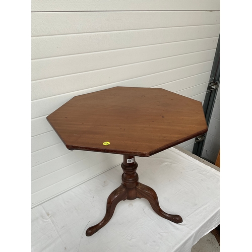 397 - GEORGIAN MAHOGANY HEXAGONAL TOP PEDESTAL TRIPOD TABLE WITH BIRD CAGE MOVEMENT H27