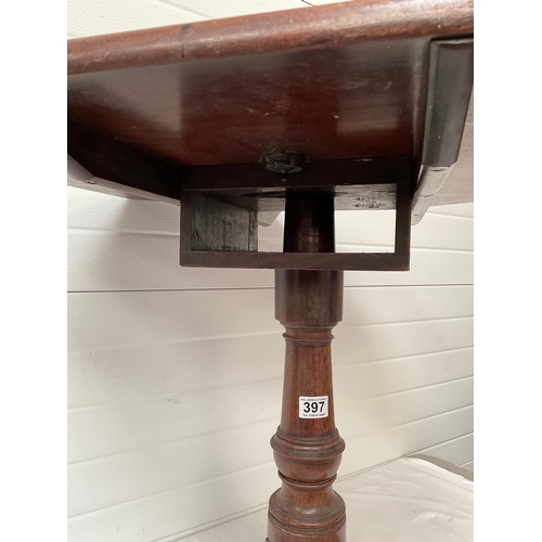 397 - GEORGIAN MAHOGANY HEXAGONAL TOP PEDESTAL TRIPOD TABLE WITH BIRD CAGE MOVEMENT H27