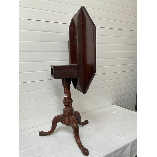 397 - GEORGIAN MAHOGANY HEXAGONAL TOP PEDESTAL TRIPOD TABLE WITH BIRD CAGE MOVEMENT H27