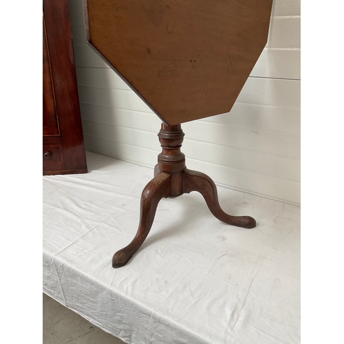 397 - GEORGIAN MAHOGANY HEXAGONAL TOP PEDESTAL TRIPOD TABLE WITH BIRD CAGE MOVEMENT H27