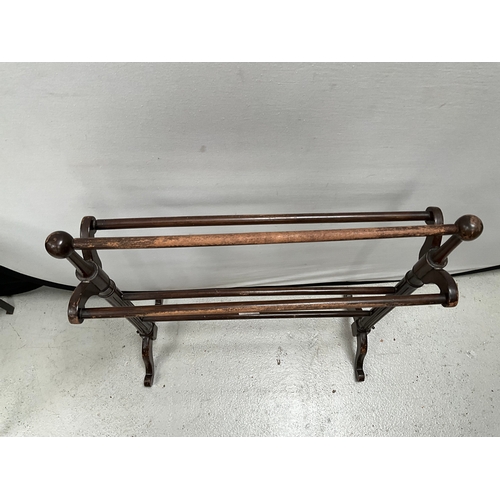 401 - VICTORIAN MAHOGANY TOWEL RAIL H34