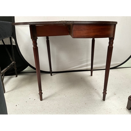 402 - GEORGE III MAHOGANY FOLDING TOPPED TEA TABLE ON REEDED LEGS H28