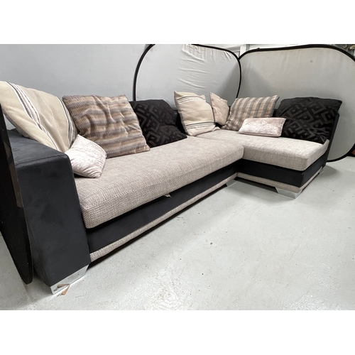 405 - MODERN FABRIC AND FAUX LEATHER CORNER SOFA
TOTAL L 114