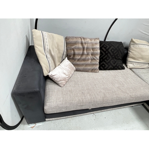 405 - MODERN FABRIC AND FAUX LEATHER CORNER SOFA
TOTAL L 114