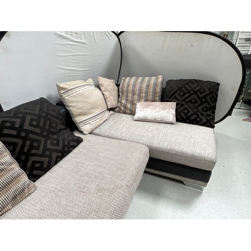 405 - MODERN FABRIC AND FAUX LEATHER CORNER SOFA
TOTAL L 114