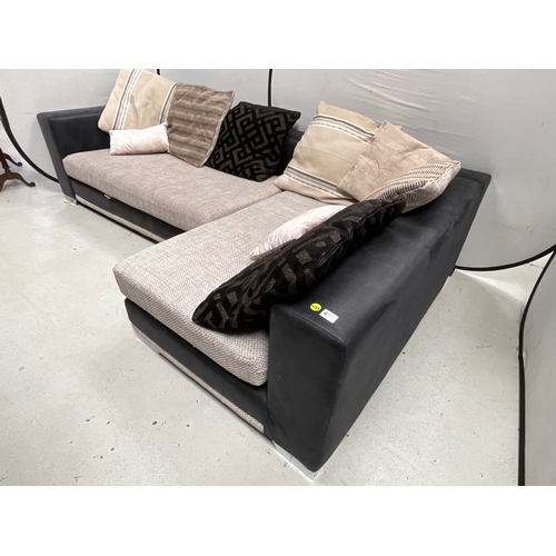 405 - MODERN FABRIC AND FAUX LEATHER CORNER SOFA
TOTAL L 114