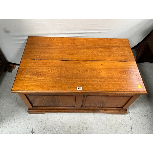 409 - VINTAGE PANELLED OAK COFFE TABLE WITH STORAGE H19