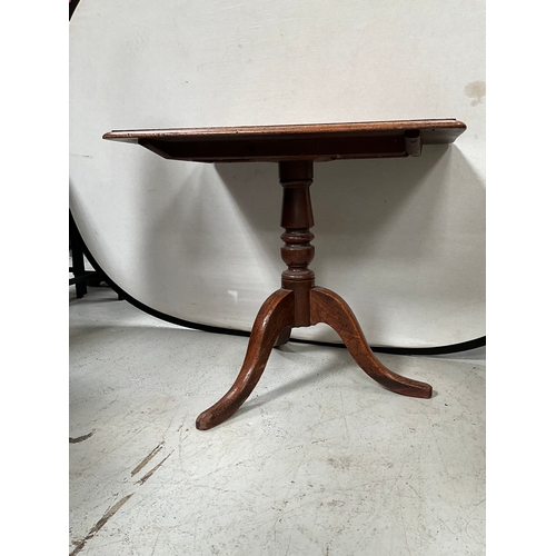 411 - GEORGIAN MAHOGANY TRIPOD PEDESTAL TABLE H28