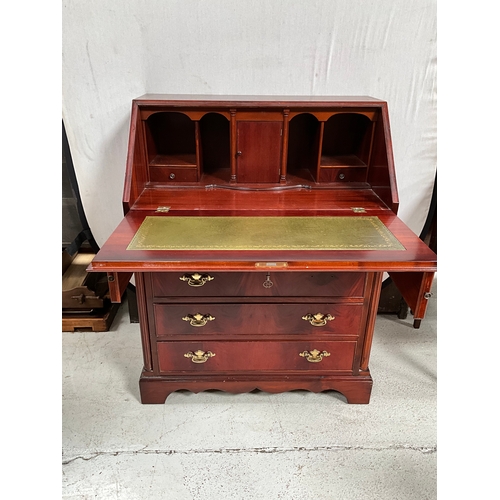 425 - GOOD QUALITY REPRODUCTION MAHOGANY BUREAU WITH FITTED INTERIOR H35