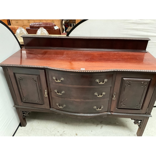 444 - VINTAGE MAHOGANY BOW FRONT SIDEBOARD WITH 3 CENTRAL DRAWERS FLANKED BY 2 DOORS AND PIE CRUST DECORAT... 