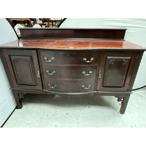 444 - VINTAGE MAHOGANY BOW FRONT SIDEBOARD WITH 3 CENTRAL DRAWERS FLANKED BY 2 DOORS AND PIE CRUST DECORAT... 