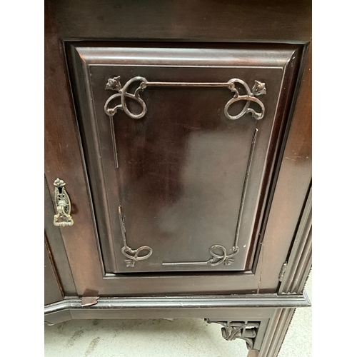 444 - VINTAGE MAHOGANY BOW FRONT SIDEBOARD WITH 3 CENTRAL DRAWERS FLANKED BY 2 DOORS AND PIE CRUST DECORAT... 