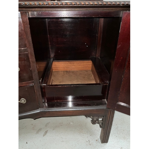 444 - VINTAGE MAHOGANY BOW FRONT SIDEBOARD WITH 3 CENTRAL DRAWERS FLANKED BY 2 DOORS AND PIE CRUST DECORAT... 