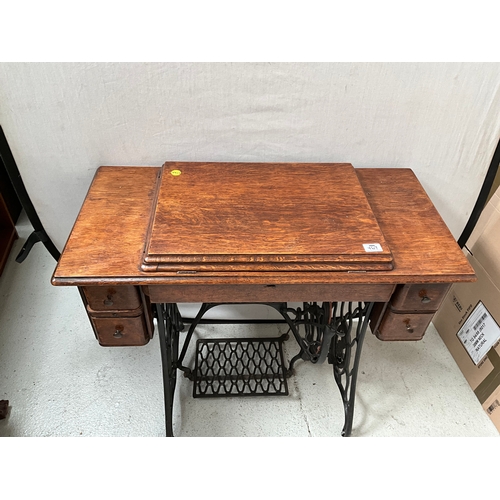 467 - VINTAGE TREDDLE SINGER SEWING MACHINE TABLE H31