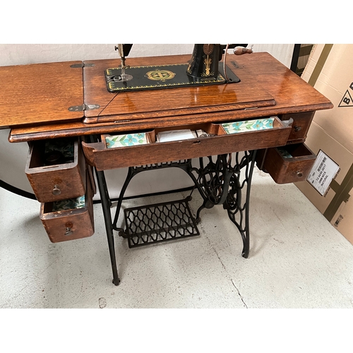 467 - VINTAGE TREDDLE SINGER SEWING MACHINE TABLE H31