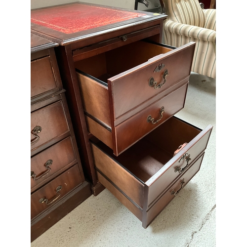 472 - REPRODUCTION MAHOGANY TWIN PEDESTAL KNEEHOLE DESK - HANDLE MISSING H29