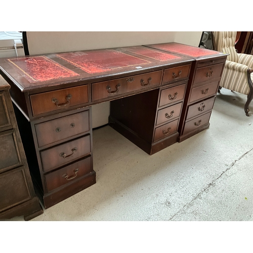 472 - REPRODUCTION MAHOGANY TWIN PEDESTAL KNEEHOLE DESK - HANDLE MISSING H29