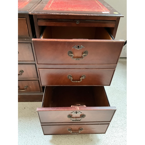 472 - REPRODUCTION MAHOGANY TWIN PEDESTAL KNEEHOLE DESK - HANDLE MISSING H29