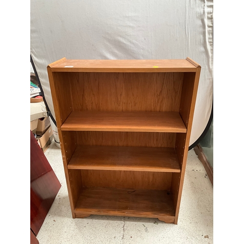 484 - TEAK STYLE OPEN BOOKCASE H39