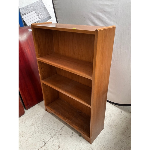 484 - TEAK STYLE OPEN BOOKCASE H39