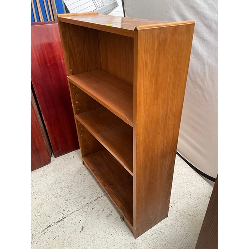 484 - TEAK STYLE OPEN BOOKCASE H39