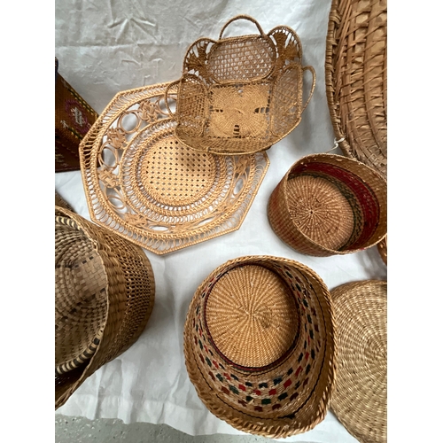 15 - *******lot withdrawn by vendor******QTY OF WICKER VINTAGE BASKETS, HATS, LAMPSHADES (ITEM 160)