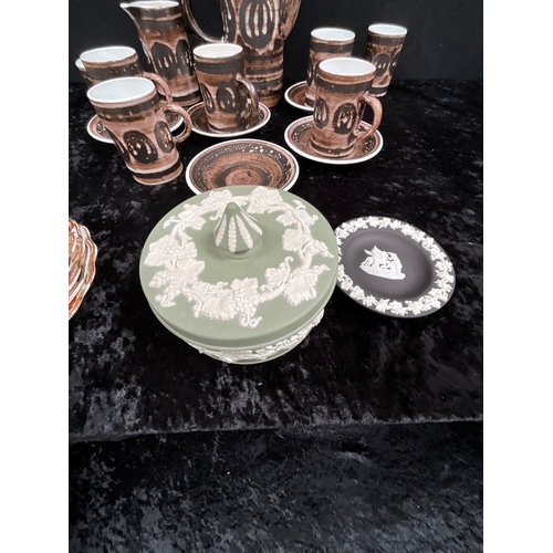 30 - *******lot withdrawn by vendor******CRATE OF POTTERY AND CHINA ITEMS AND 5 GLASS CAKE STANDS (ITEM 1... 