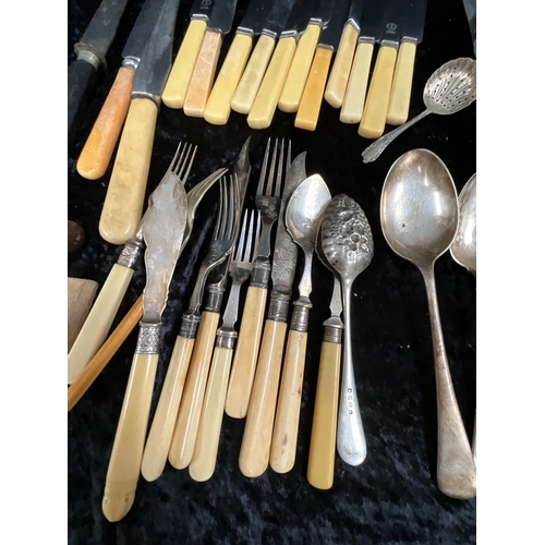 40 - *******lot withdrawn by vendor******BOX OF VINTAGE CUTLERY TO INCLUDE CASED EXAMPLES (ITEM 112)