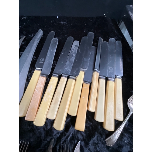 40 - *******lot withdrawn by vendor******BOX OF VINTAGE CUTLERY TO INCLUDE CASED EXAMPLES (ITEM 112)