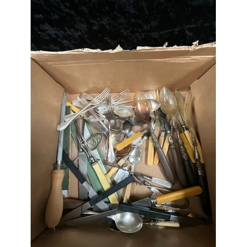 40 - *******lot withdrawn by vendor******BOX OF VINTAGE CUTLERY TO INCLUDE CASED EXAMPLES (ITEM 112)