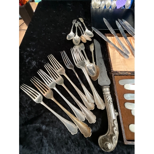 40 - *******lot withdrawn by vendor******BOX OF VINTAGE CUTLERY TO INCLUDE CASED EXAMPLES (ITEM 112)