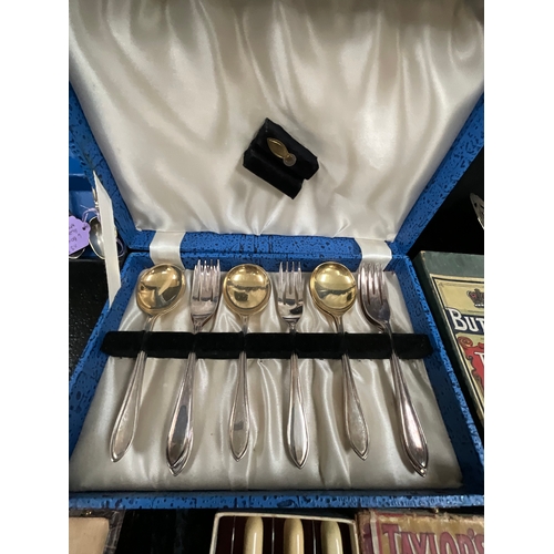 40 - *******lot withdrawn by vendor******BOX OF VINTAGE CUTLERY TO INCLUDE CASED EXAMPLES (ITEM 112)