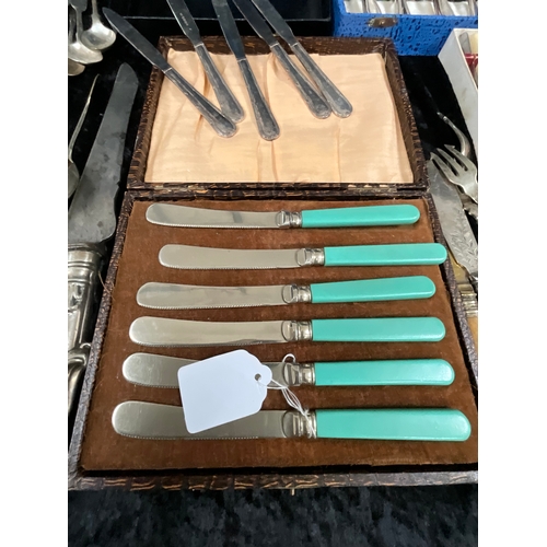 40 - *******lot withdrawn by vendor******BOX OF VINTAGE CUTLERY TO INCLUDE CASED EXAMPLES (ITEM 112)