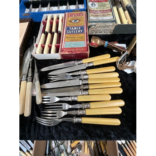 40 - *******lot withdrawn by vendor******BOX OF VINTAGE CUTLERY TO INCLUDE CASED EXAMPLES (ITEM 112)