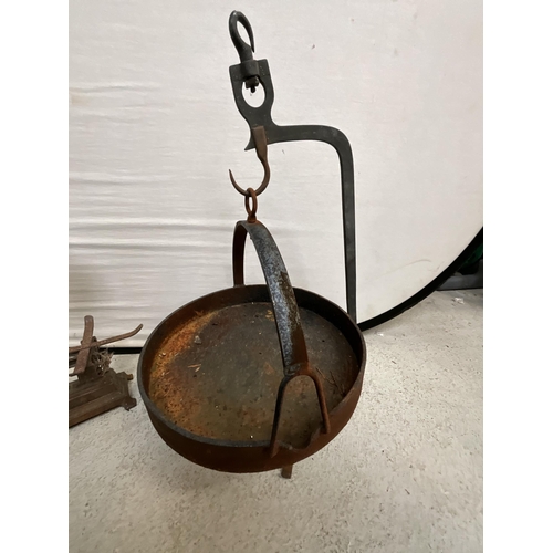 155 - QTY OF CAST IRON ITEMS TO INCLUDE KETTLE, FLAT IRON, SKILLETS ETC