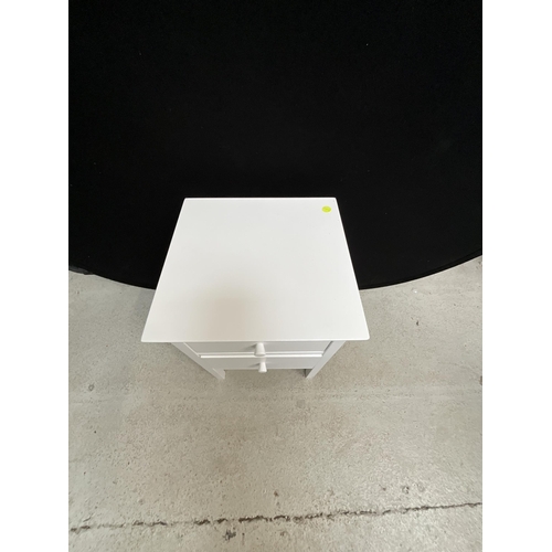 162 - MODERN WHITE 2 DRAWER BEDSIDE CHEST H23