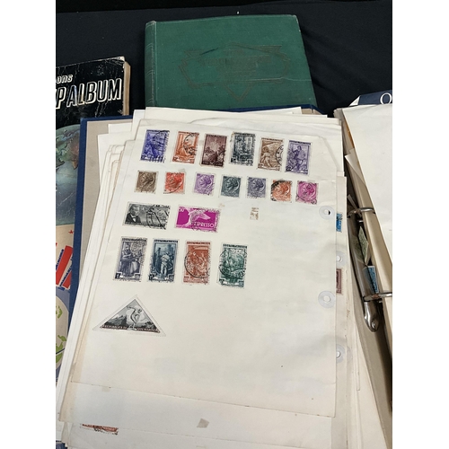 207 - COLLECTION OF VARIOUS POSTAGE STAMPS, LOOSE STAMPS AND ALBUMS