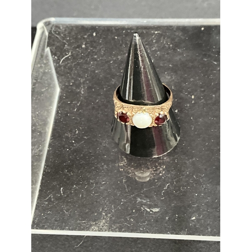 225 - 9CT GOLD GARNET & OPAL LADIES RING TOTAL WEIGHT 3.5G