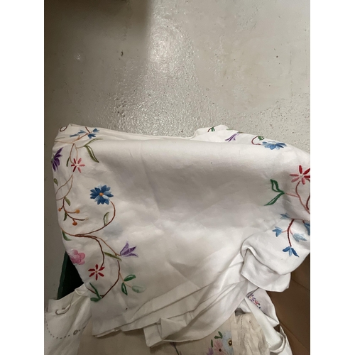 287 - *******lot withdrawn by vendor******4 BOXES OF VINTAGE LINEN, LACE AND EMBROIDERED ITEMS, QUILTS, CU... 