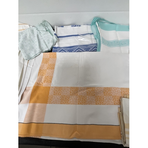 291 - *******lot withdrawn by vendor******2 BOXES OF VINTAGE LINEN TO INCLUDE EMBROIDERED ITEMS ETC (ITEM ... 