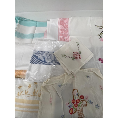 291 - *******lot withdrawn by vendor******2 BOXES OF VINTAGE LINEN TO INCLUDE EMBROIDERED ITEMS ETC (ITEM ... 