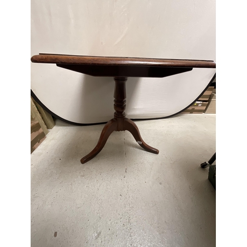 313 - GEORGIAN MAHOGANY TRIPOD PEDESTAL WINDOW TABLE H28