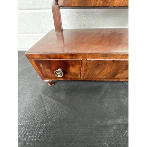 318 - GEORGIAN MAHOGANY DRESSING TABLE MIRROR WITH 3 DRAWERS TO BASE COMPLETE WITH KEY ON TURNED LEGS H22