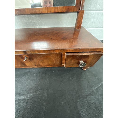 318 - GEORGIAN MAHOGANY DRESSING TABLE MIRROR WITH 3 DRAWERS TO BASE COMPLETE WITH KEY ON TURNED LEGS H22