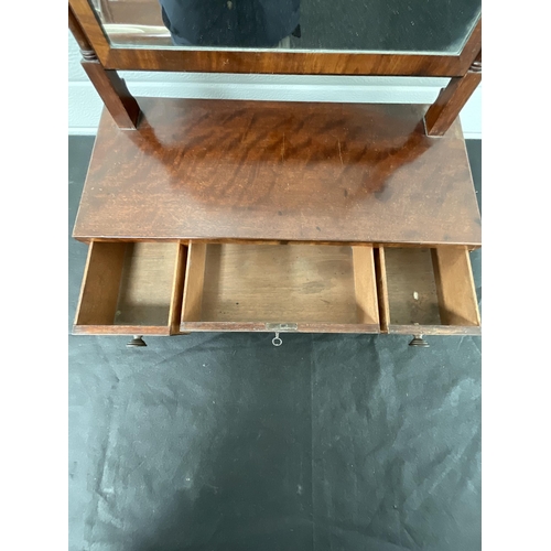 318 - GEORGIAN MAHOGANY DRESSING TABLE MIRROR WITH 3 DRAWERS TO BASE COMPLETE WITH KEY ON TURNED LEGS H22